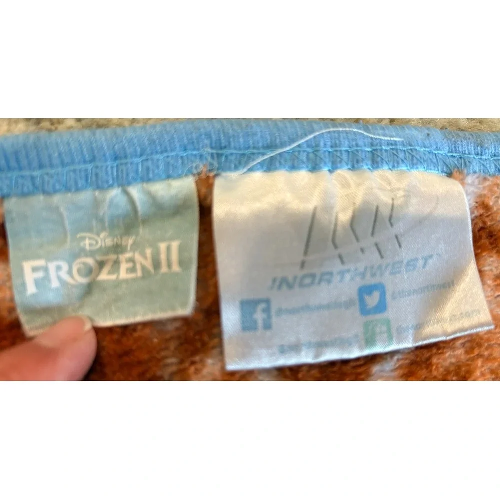 Disney Frozen 2, Magical Girls Ana & Elsa Throw Blanket, Approx. 3.5' x 5'‎